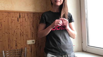 Broer holp styfsuster om te ûntspannen foar de earste date. Russyske amateur mei praten