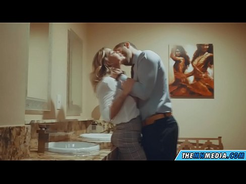 ❤️ As in busty blonde jo ferliedt yn in iepenbier toilet Kwaliteitsporno op fy.classicmebel21.ru ❌❤